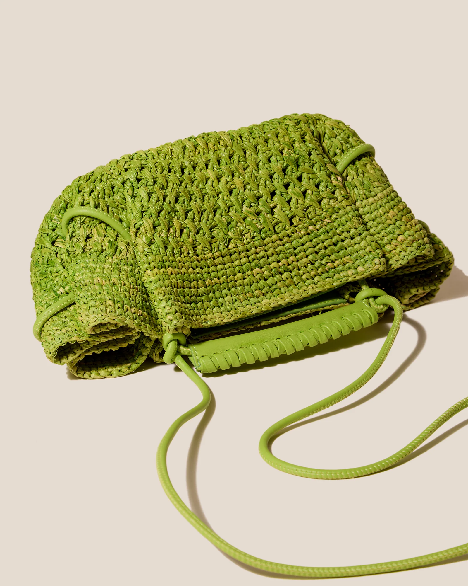 ARTA MINI CROCHET RAFFIA - Pleated Crossbody Bag - Image 3
