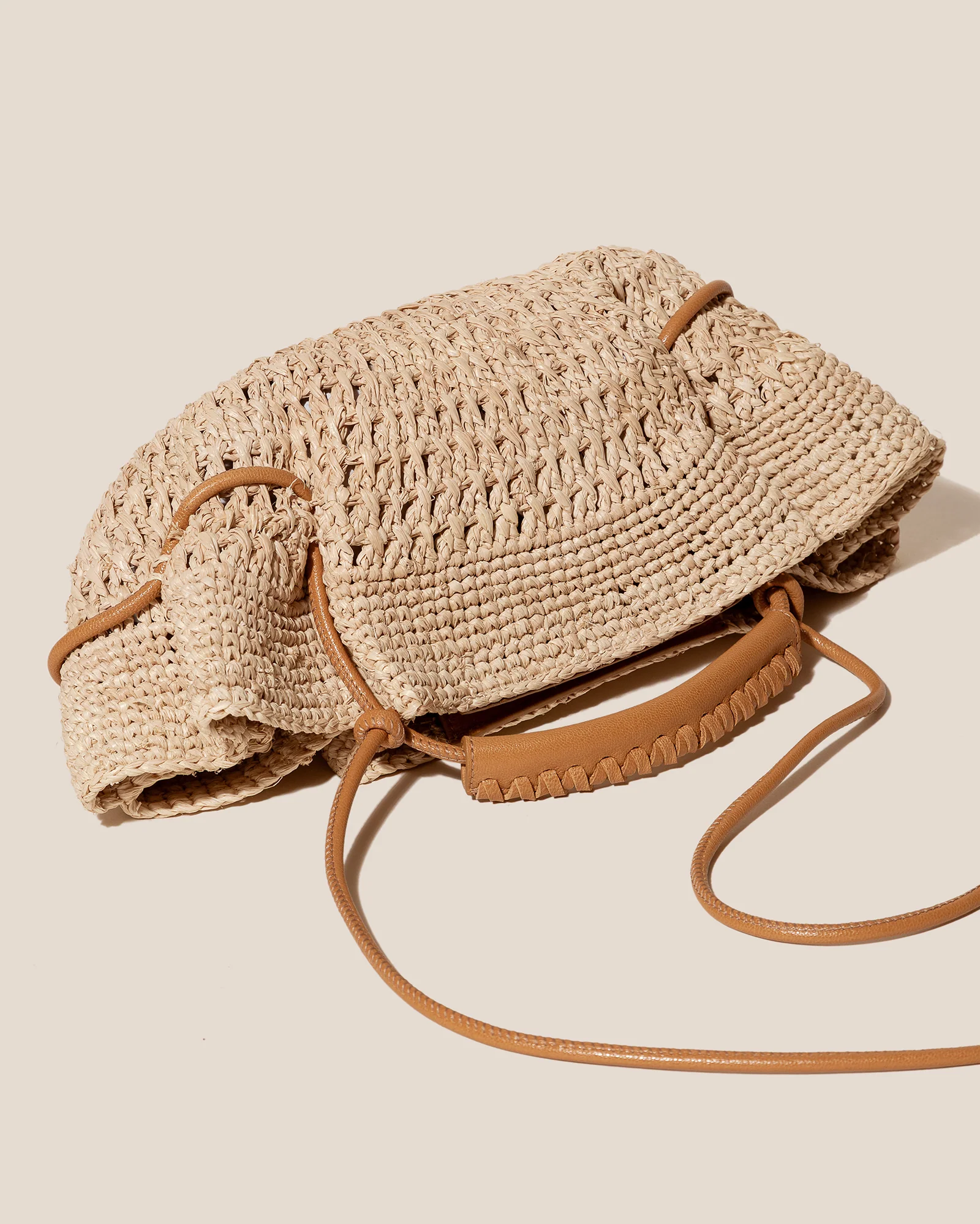 ARTA MINI CROCHET RAFFIA - Pleated Crossbody Bag - Image 3