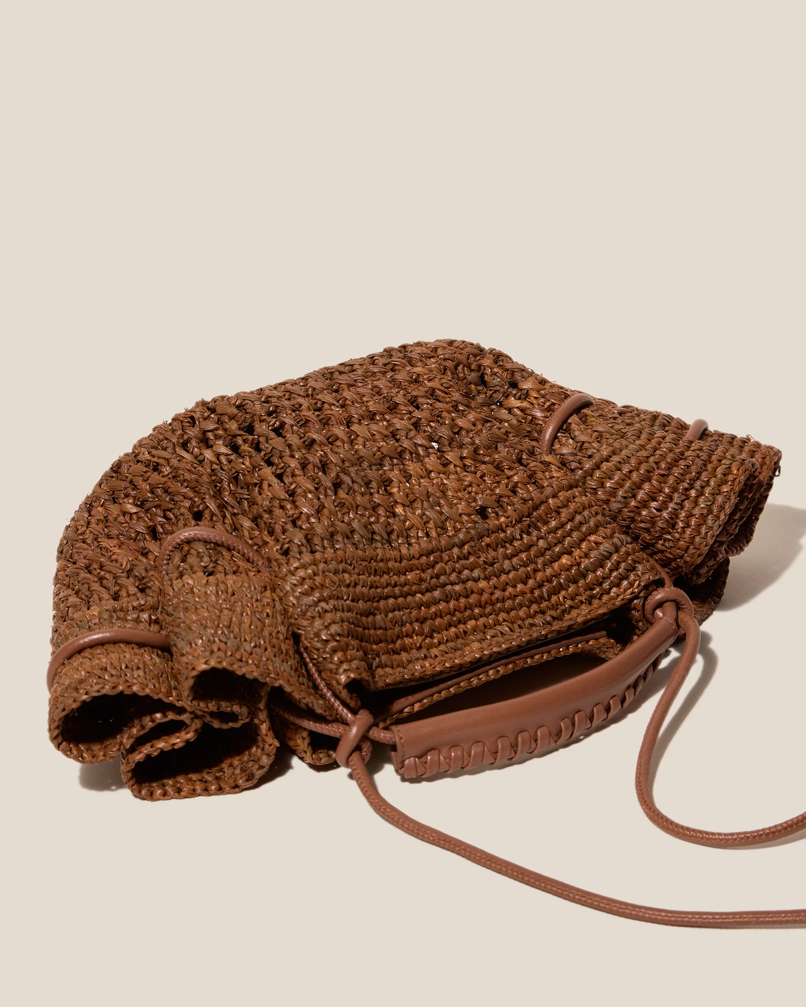 ARTA MINI CROCHET RAFFIA - Pleated Crossbody Bag - Image 3