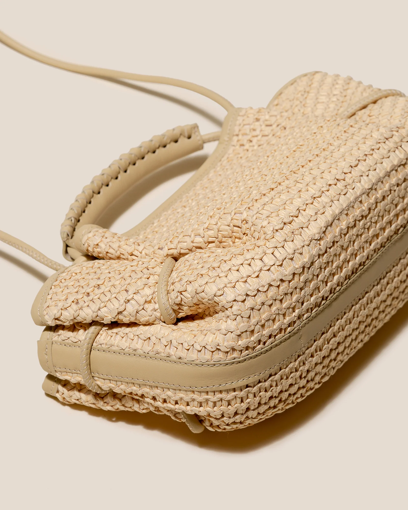 ARTA MINI RAFFIA - Pleated Crossbody Bag - Image 5