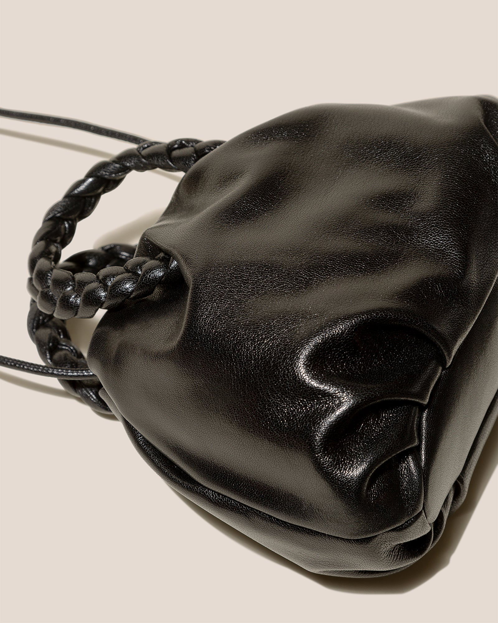 BOMBON M SUPPLE SHINY - Medium Plaited-handle Leather Handbag - Image 4