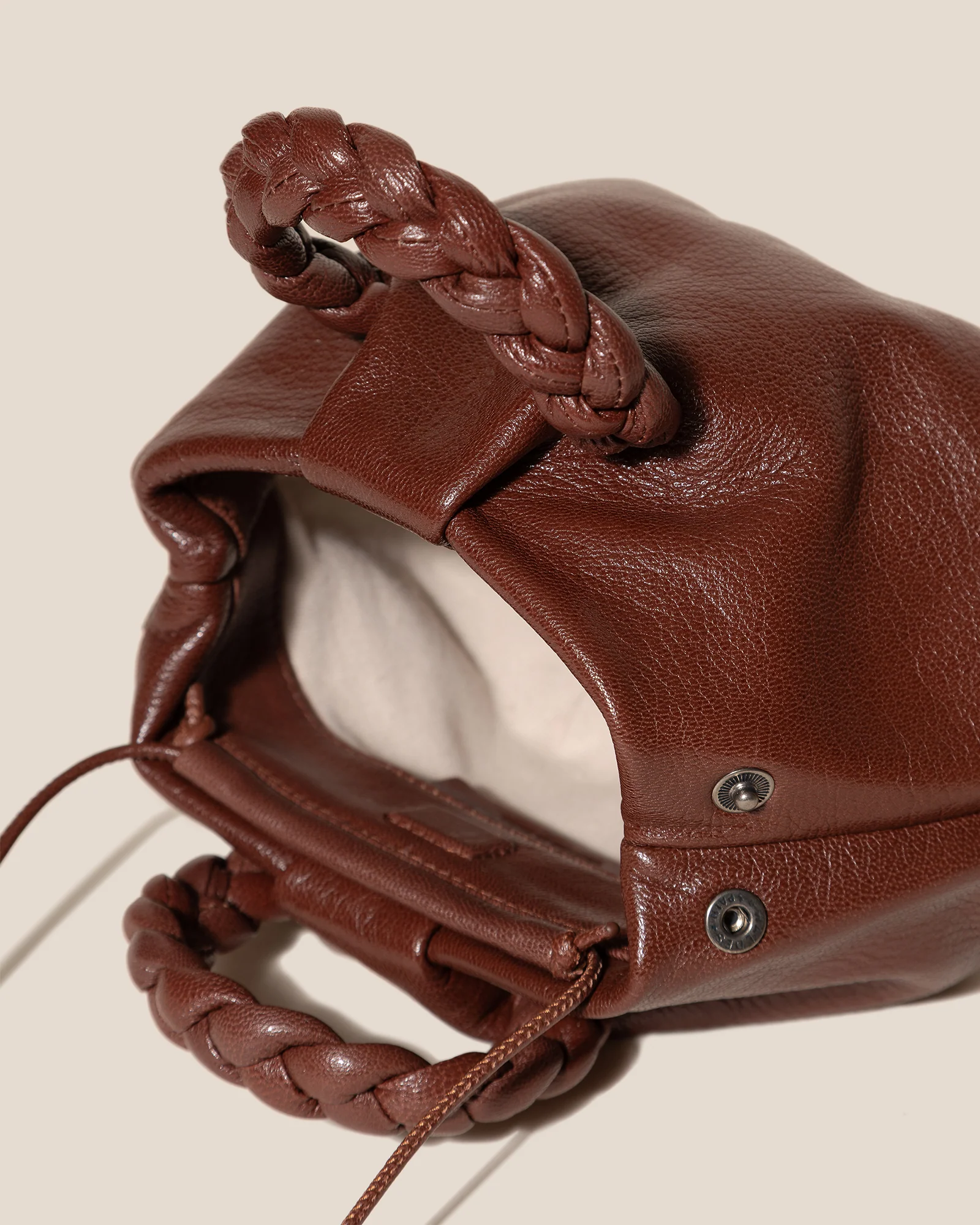 BOMBON SUPPLE SHINY - Plaited-handle Leather Handbag - Image 4