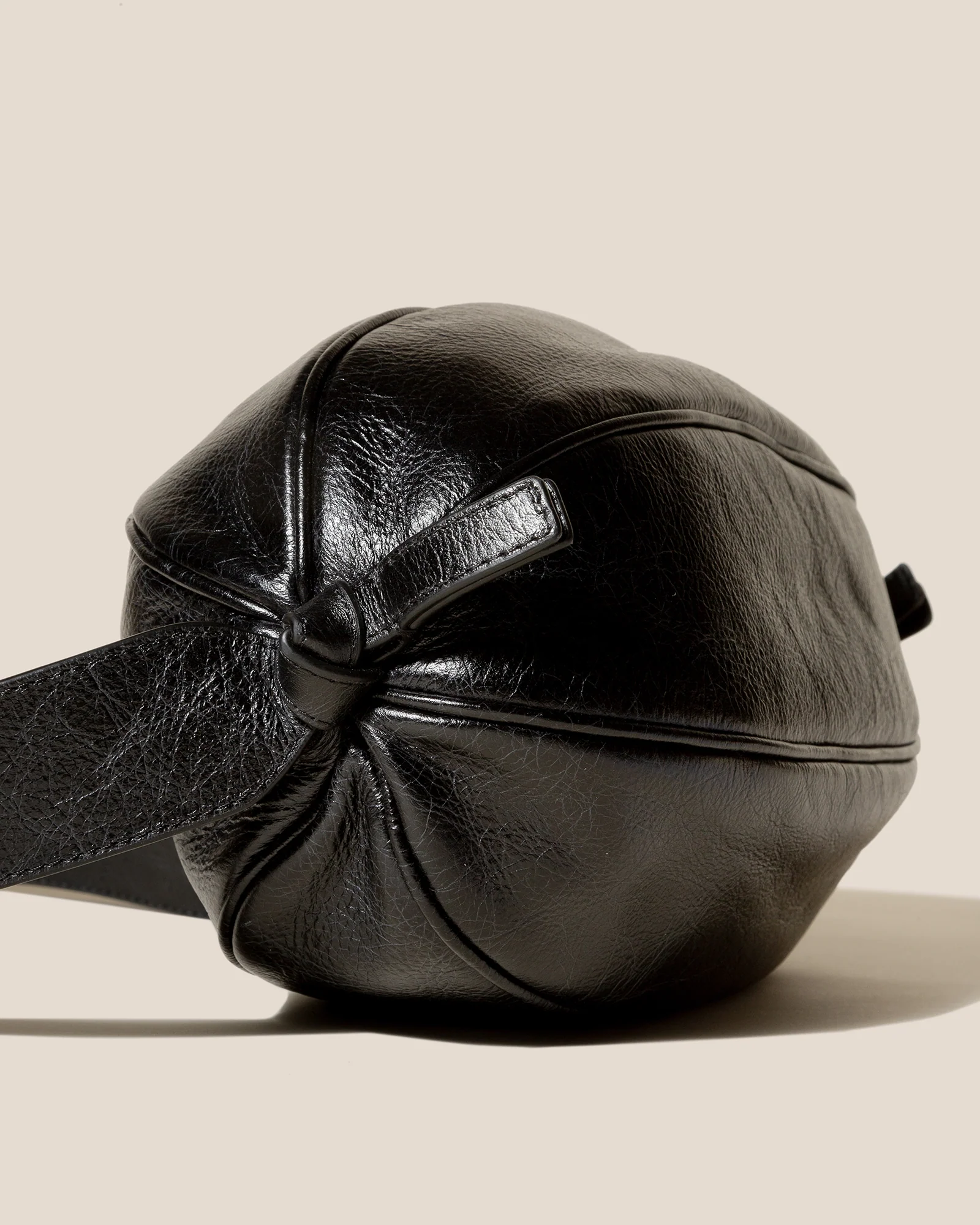 BOYA L DISTRESSED - Ball-Shaped Crossbody Bag - Image 3
