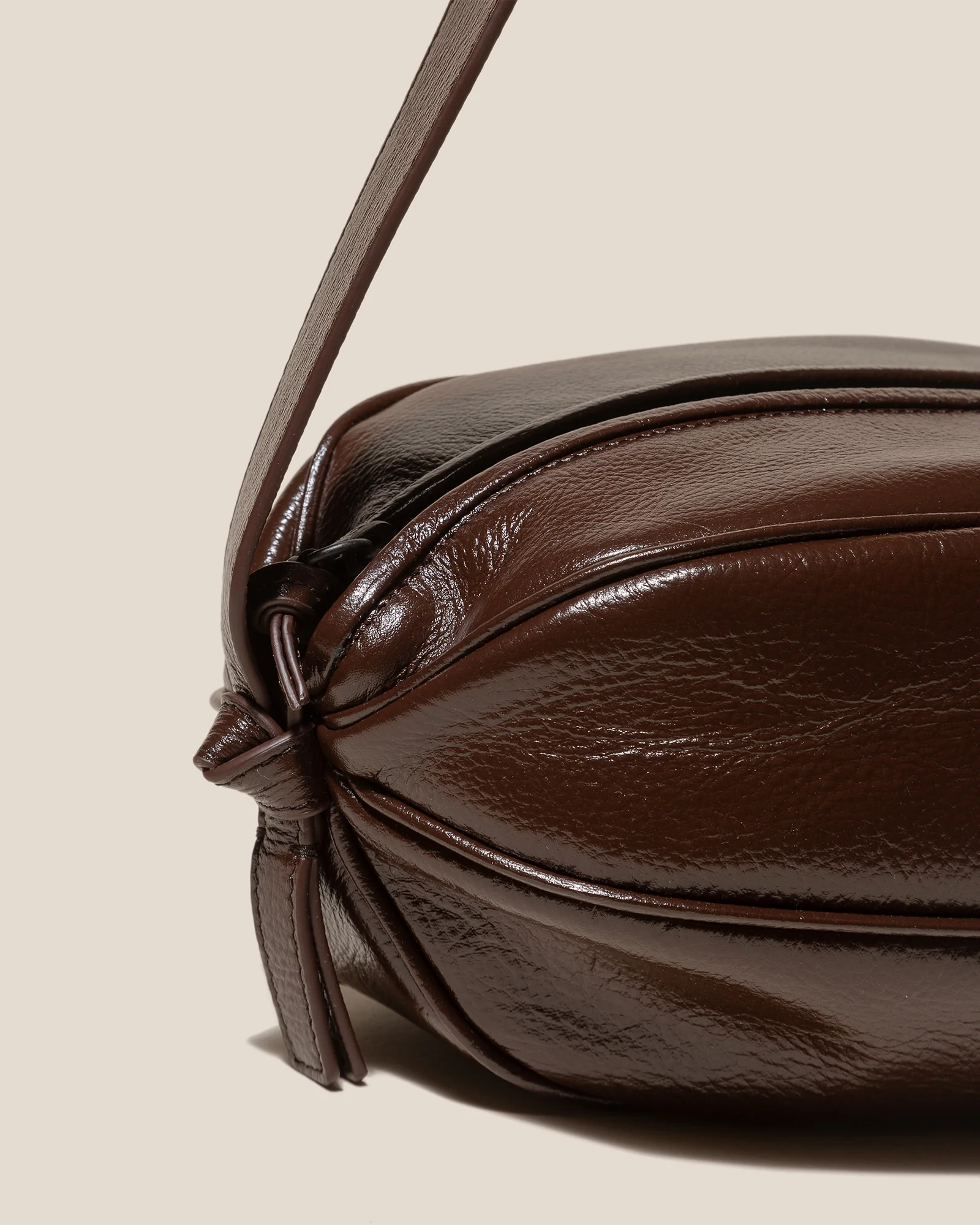 BOYA L DISTRESSED - Ball-Shaped Crossbody Bag - Image 3