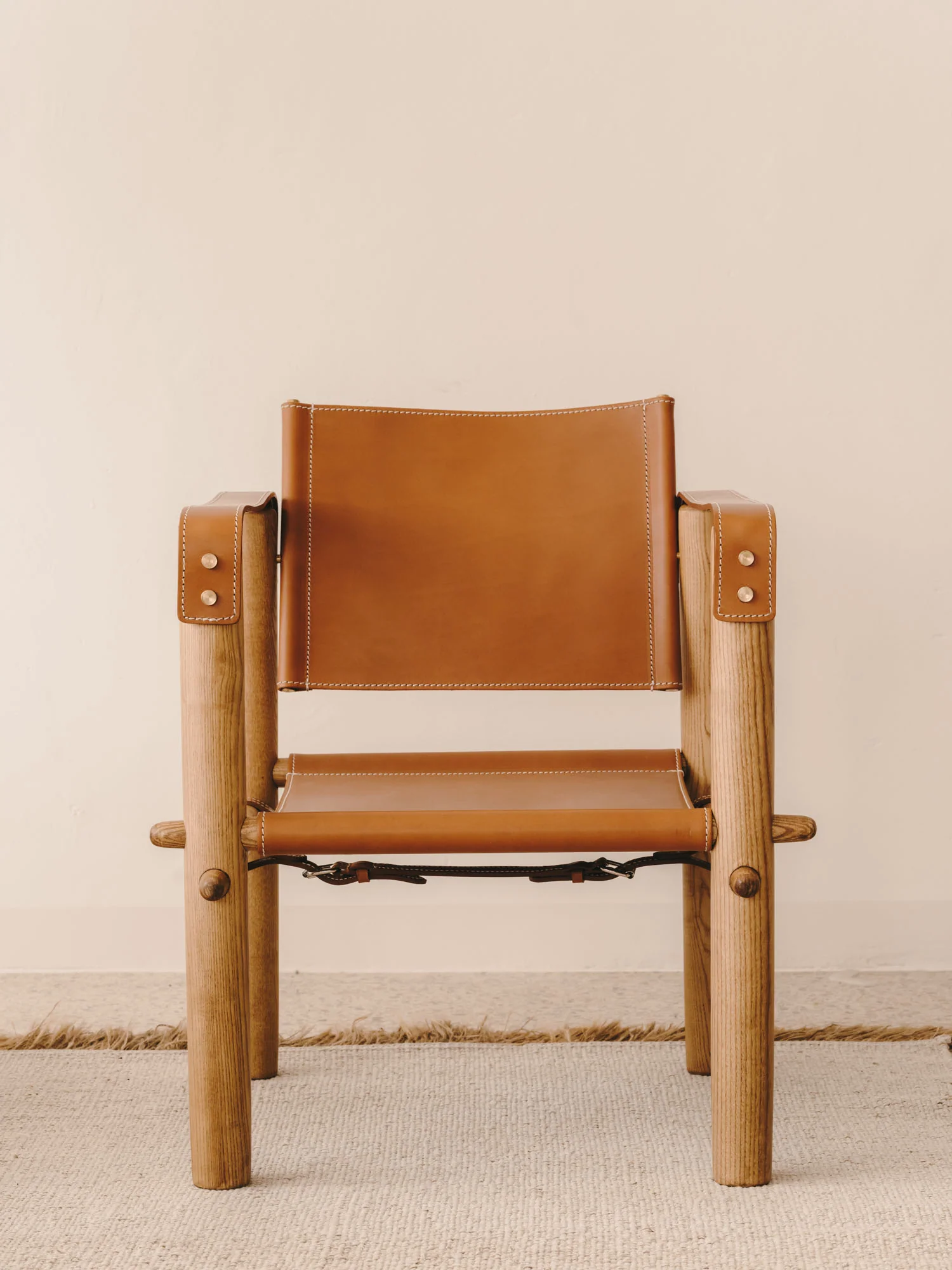 CÚBICA - Leather Chair with Wooden Structure by Antoni Bonet - Image 2