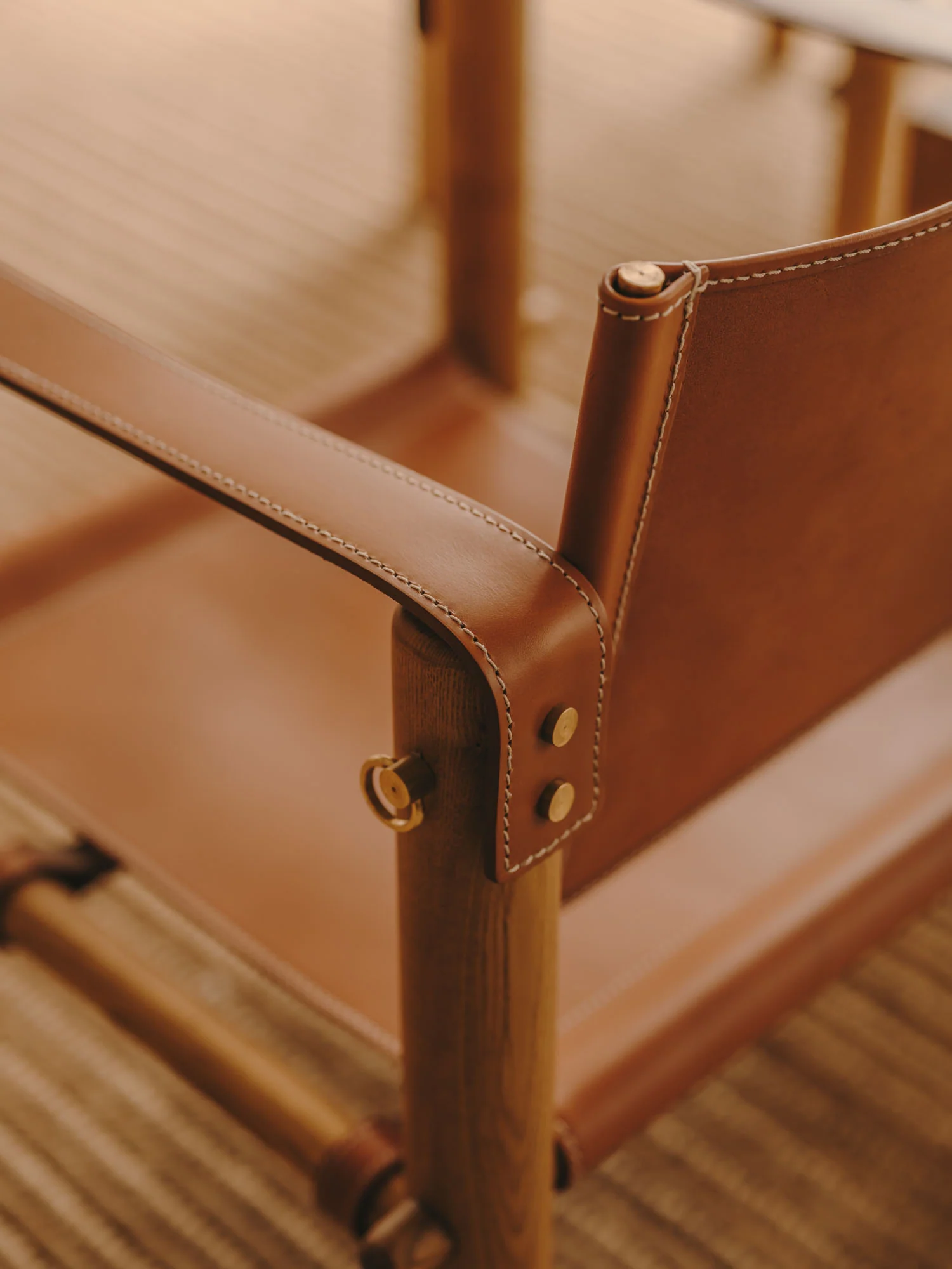 CÚBICA - Leather Chair with Wooden Structure by Antoni Bonet - Image 3