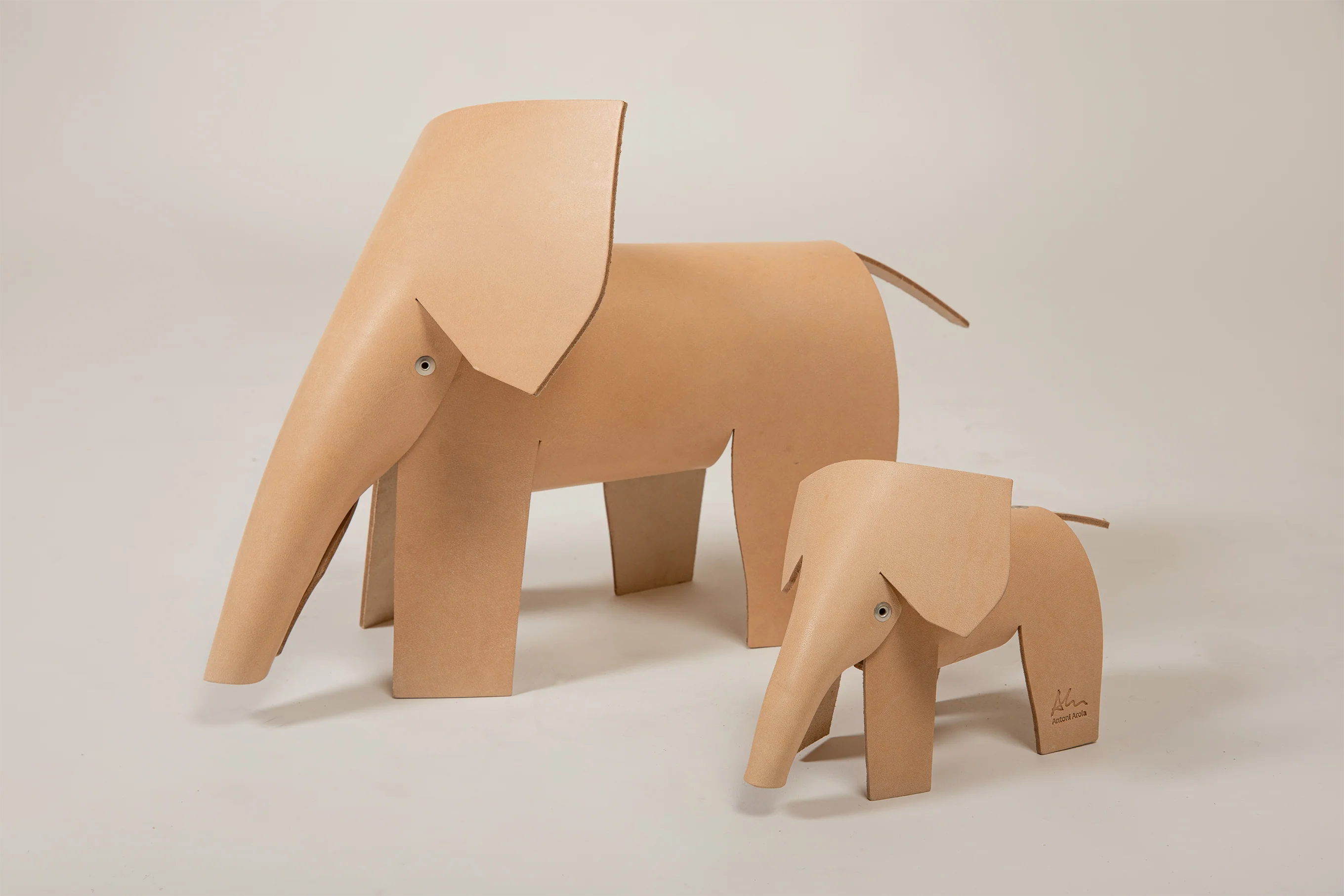 ELEFANTA MARIA - Elephant Leather Sculpture by Antoni Arola - Image 3