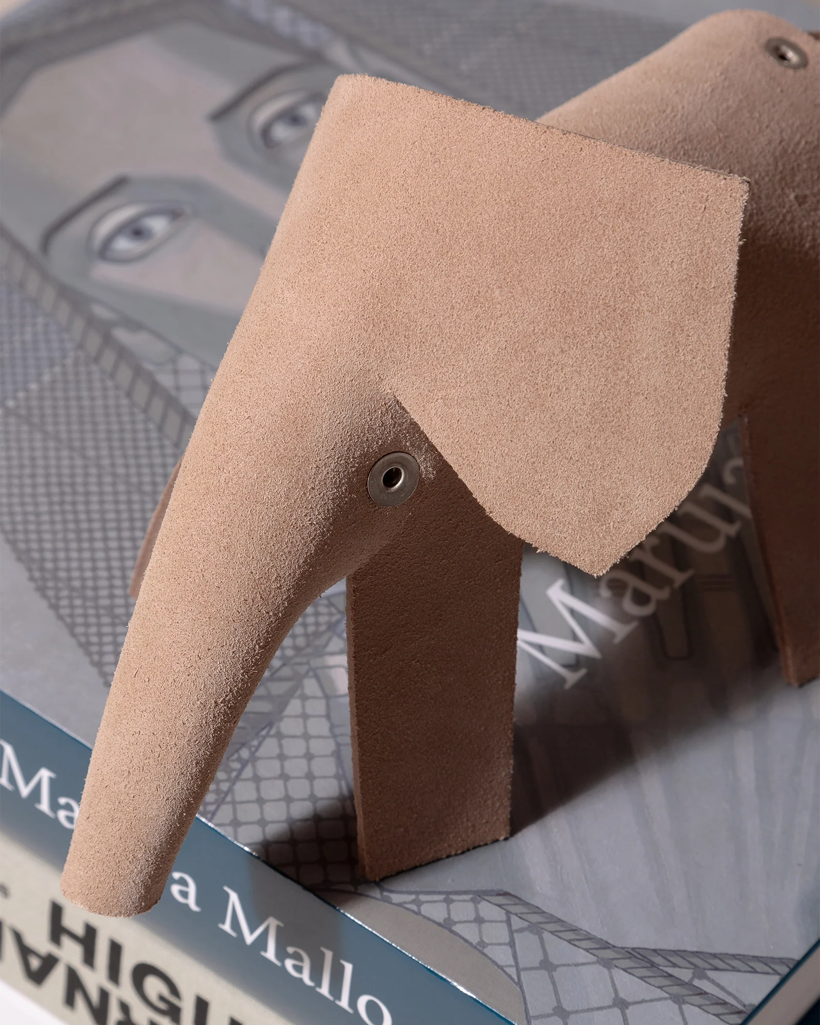 ELEFANTA MARIA S - Elephant Leather Sculpture by Antoni Arola - Image 4