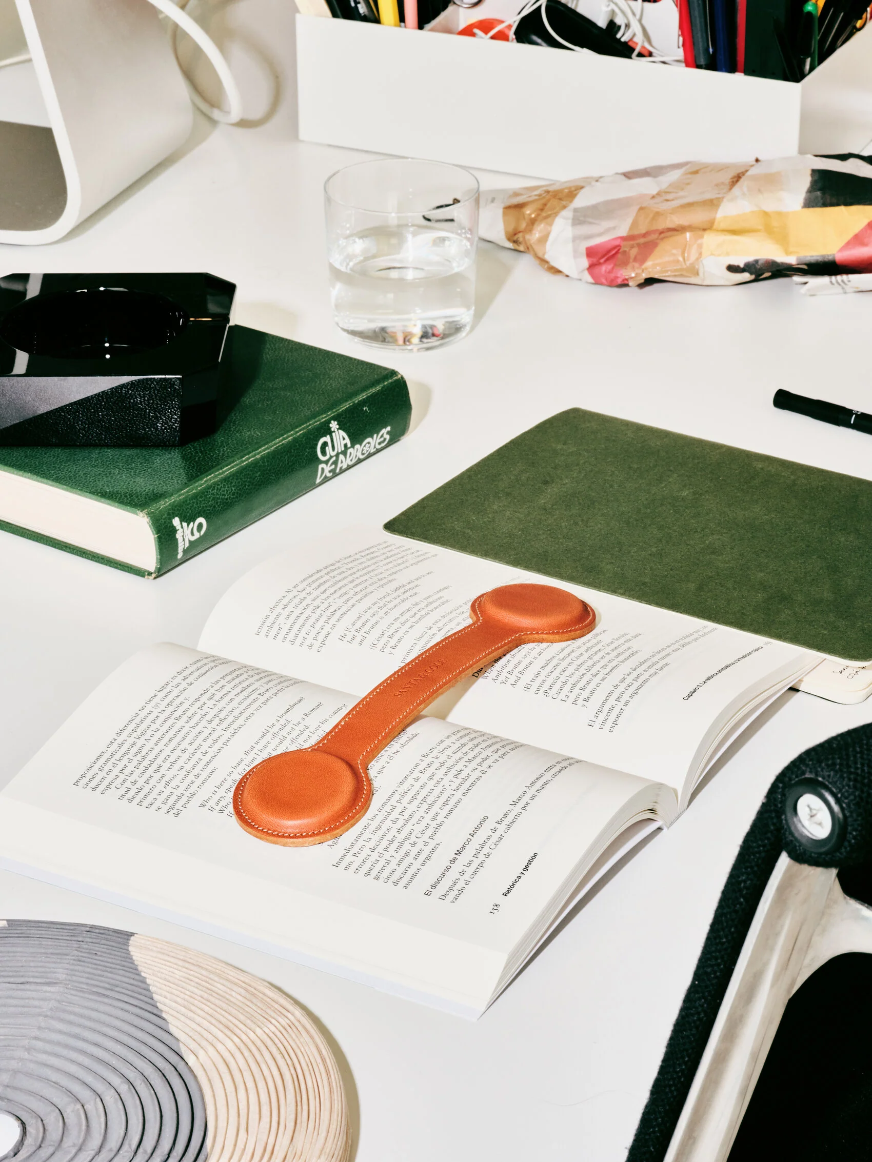 ESCRIBANO - Leather Page Holder by Santa & Cole - Image 3