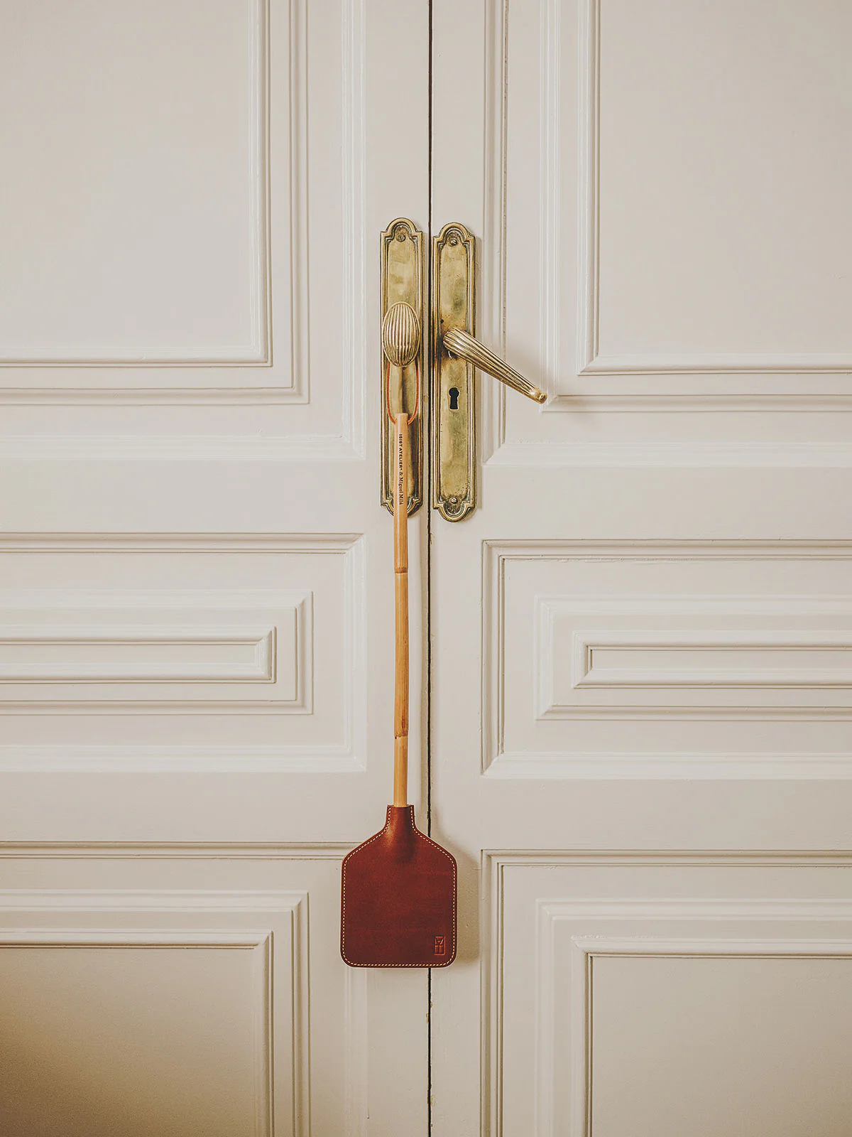 ESPANTAMOSCAS - Leather and Bamboo Fly Swatter by Miguel Milá - Image 3