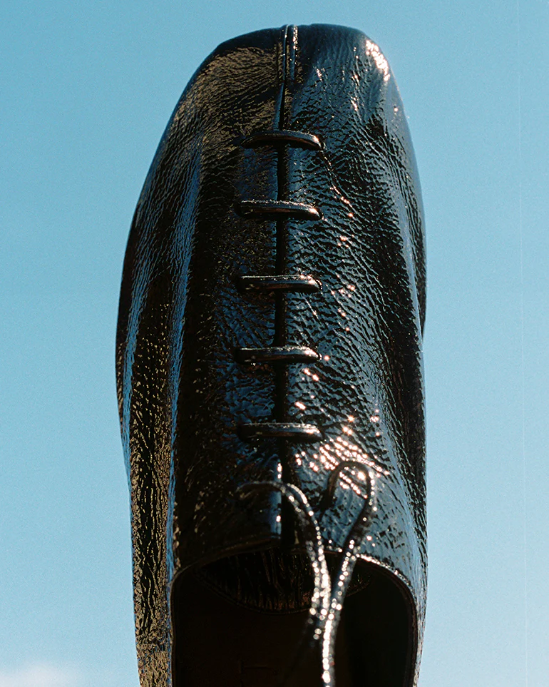 PLEGADA CRINKLED GLOSSY - Deconstructed Lace-up Shoe - Image 6