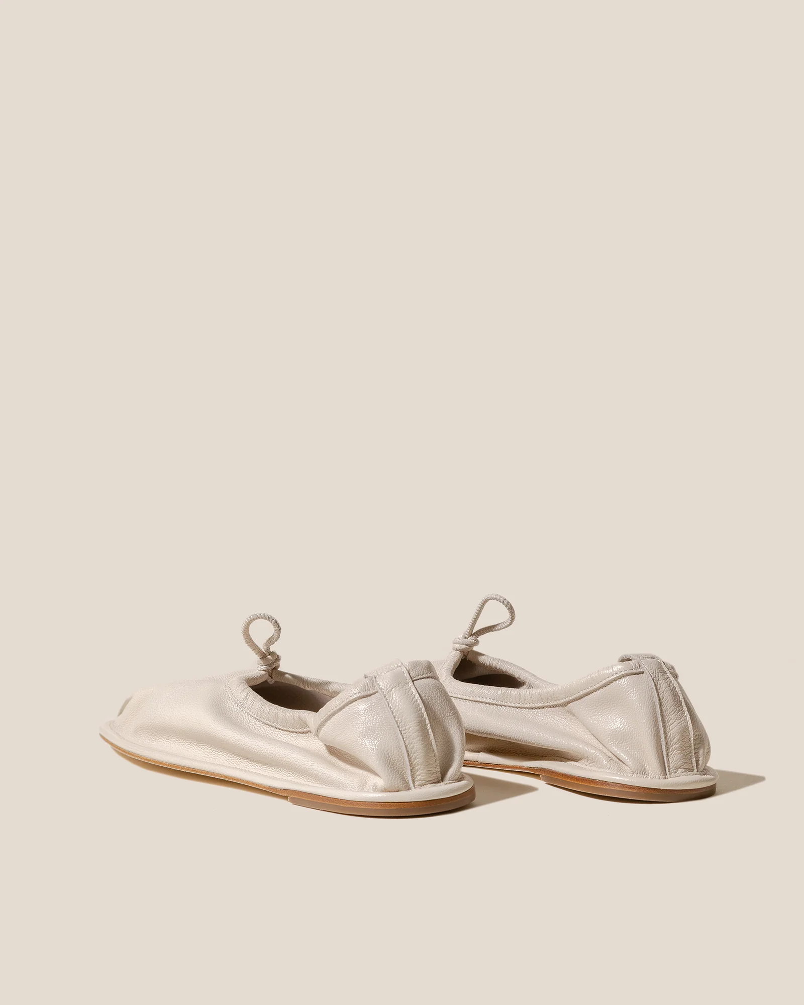 PUNTERA SUPPLE SHINY - Pleated-Toe Pump - Image 4