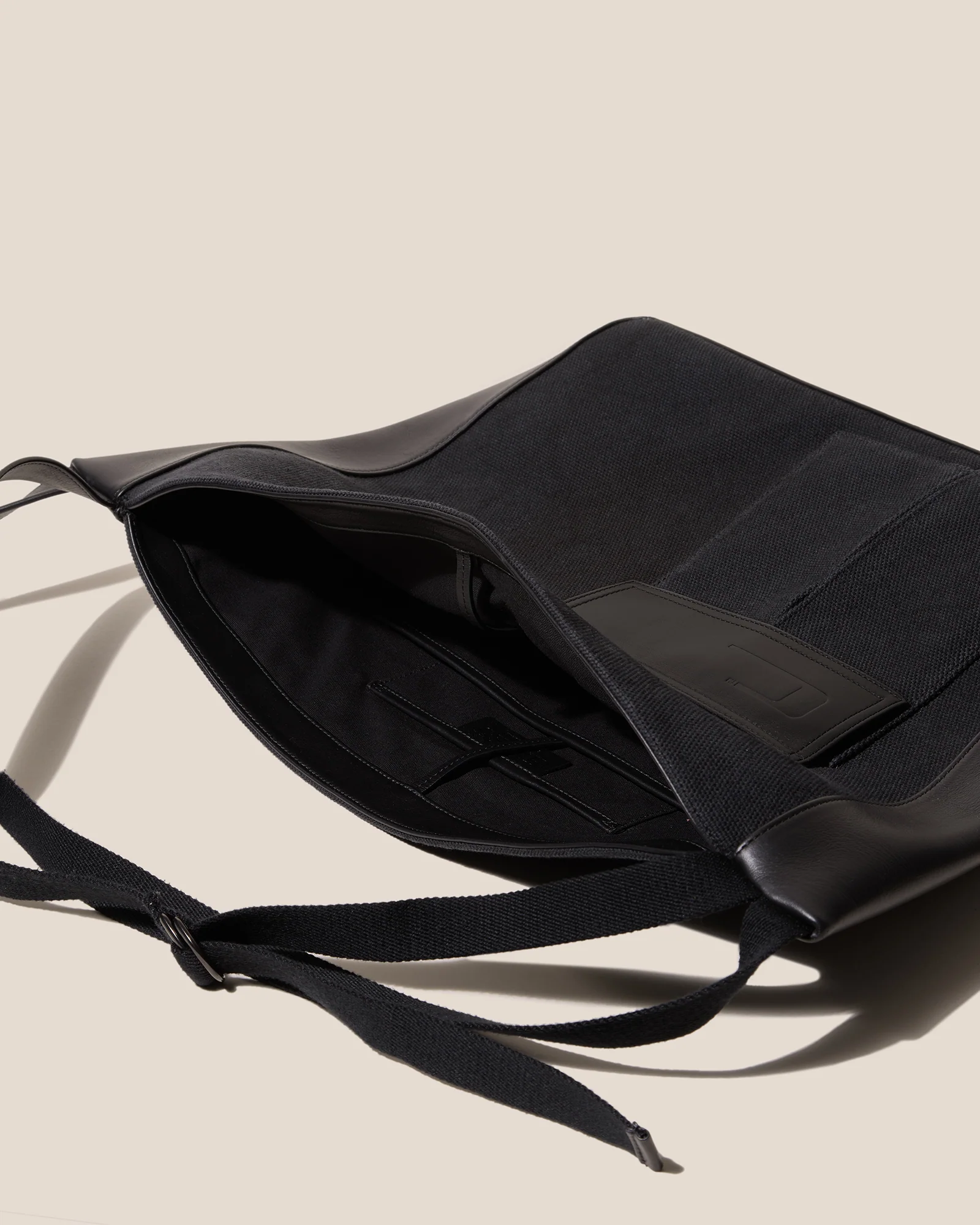 VINCLE L - Messenger Bag - Image 3